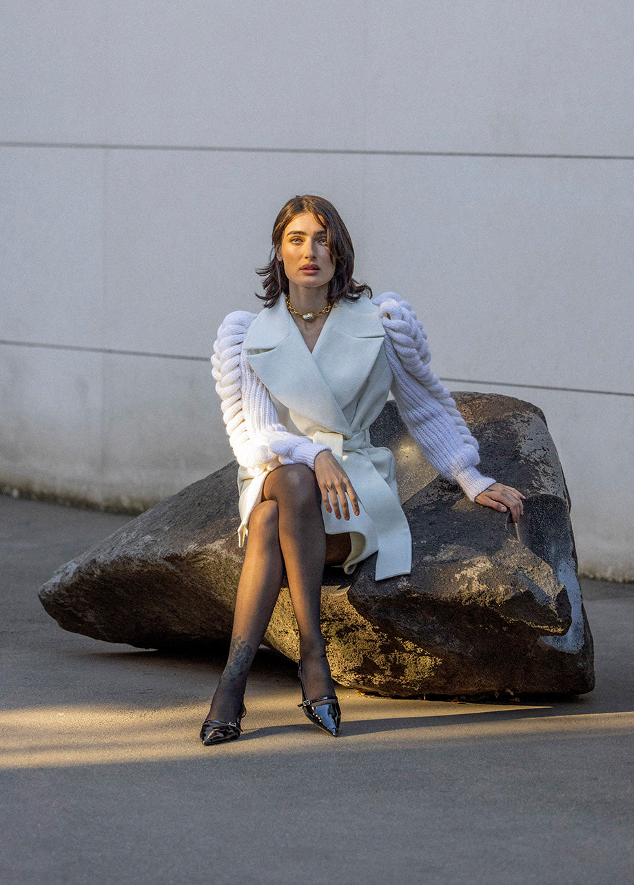 BELTED COAT WITH KNITED SLEEVES