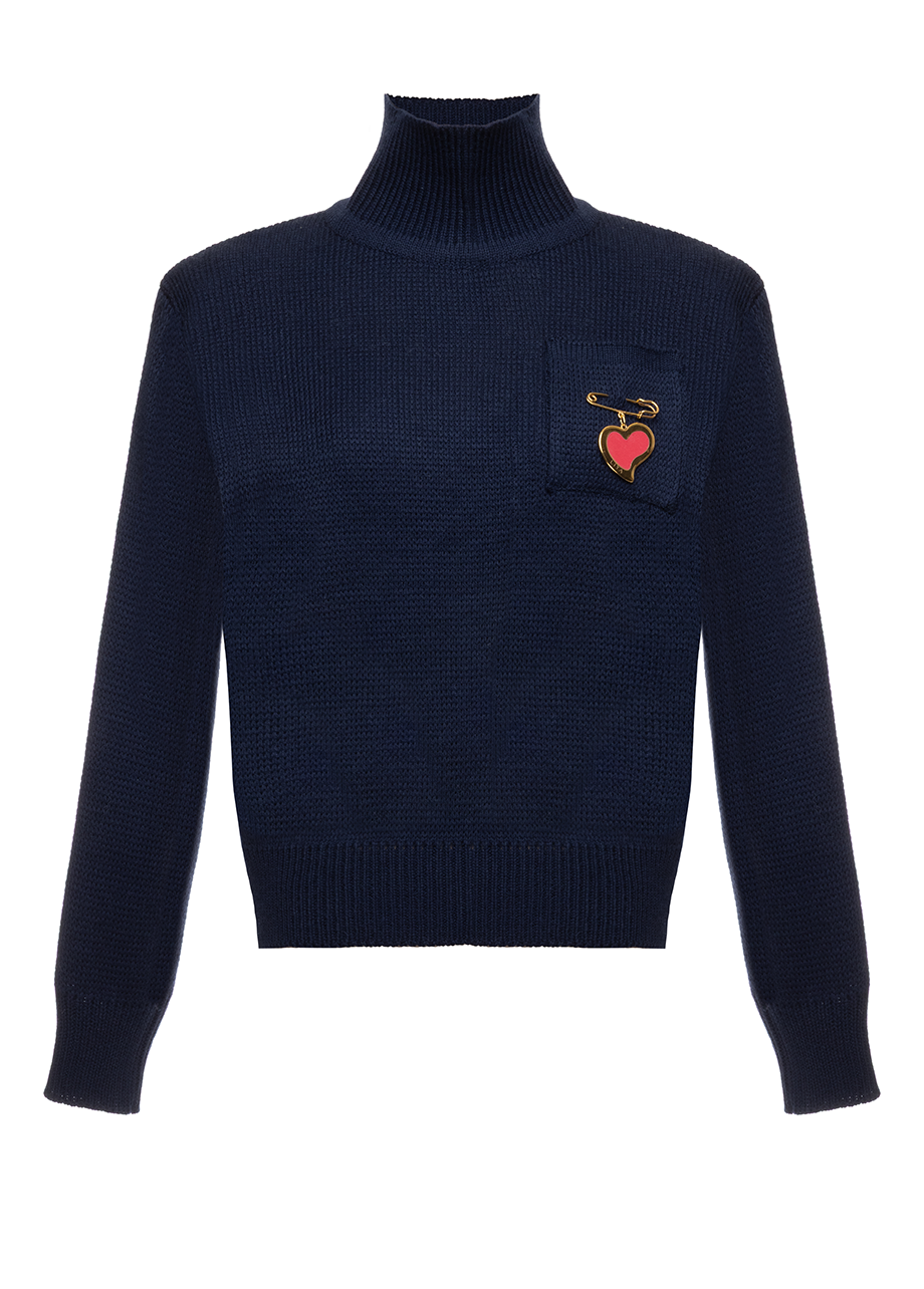 SWEATER WITH HEART PENDANT