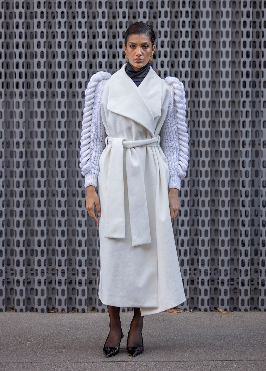 WHITE COAT WITH KNITTED SLEEVES