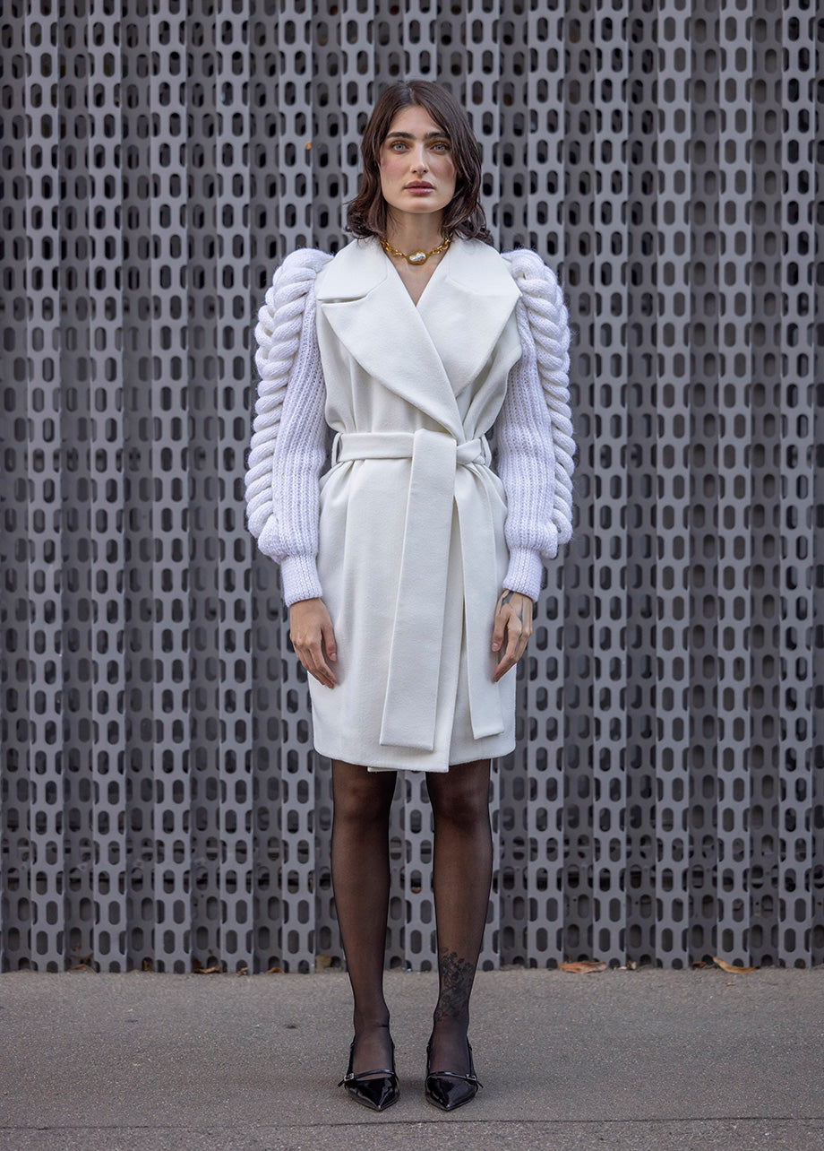BELTED COAT WITH KNITED SLEEVES 