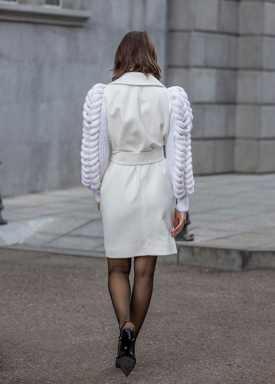 BELTED COAT WITH KNITED SLEEVES 